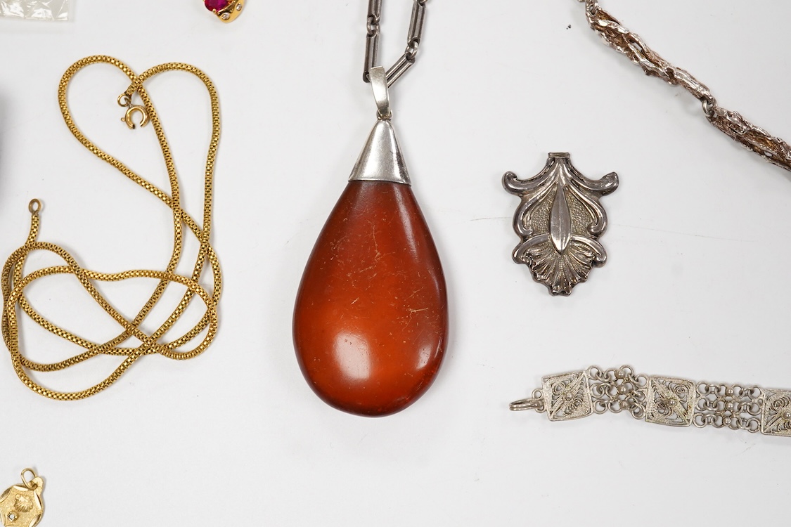 A collection of assorted jewellery including a stylish textured 925 necklace, 76cm and a similar bracelet, 18cm, a Portuguese white metal hinged bracelet, a white metal necklace with amberoid pendant, a white metal and g